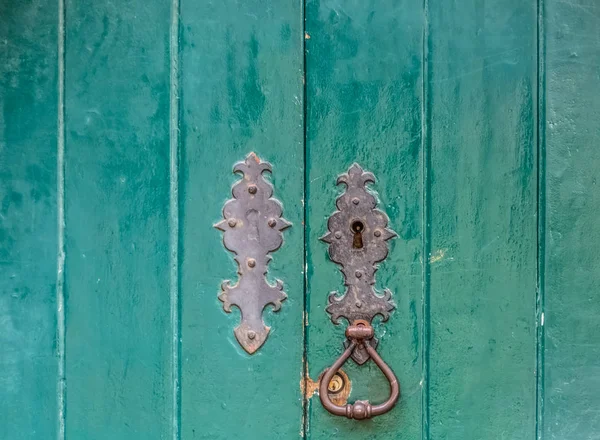 Detailed view of a classic door lock on old wooden door — Stock Photo, Image