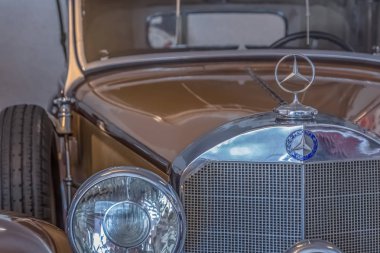 Klasik bir arabanın ön görünümü, Mercedes Benz