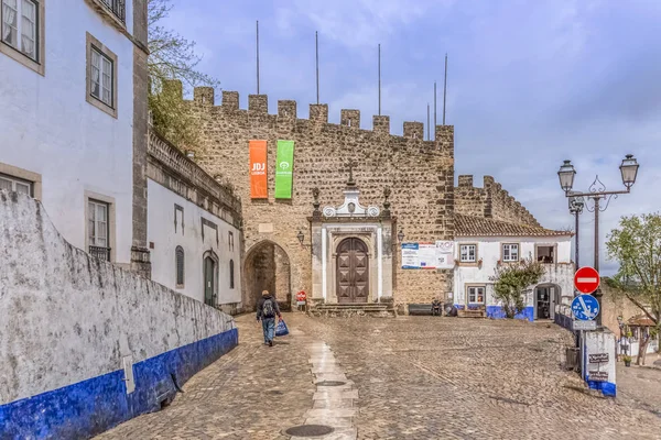 Utsikt över den främre porten på fästningen vid den medeltida byn � bidos — Stockfoto