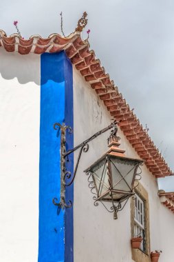 Geleneksel binada köşede tipik bir retro sokak lambası görünümü