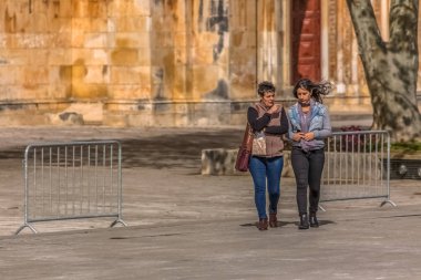 Batalha Manastırı Gotik dış cepheye yakın dış yürüyen turistlerin görünümü, Mosteiro da Batalha, kelimenin tam anlamıyla Savaş Manastırı, Leiria, Por bir Dominik manastır