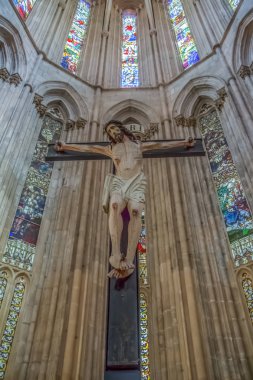 Batalha Manastırı,Mosteiro da Batalha'daki Gotik kilise içindeki İsa heykelinin görünümü, kelimenin tam anlamıyla Savaş Manastırı