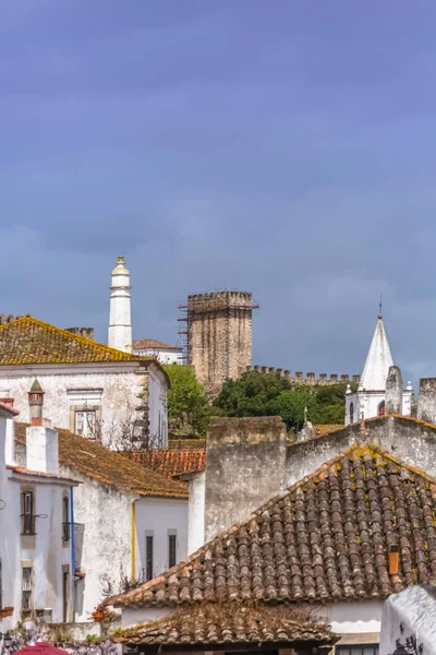 城堡和卢萨罗罗马城堡的景观，有葡萄牙风格的建筑和乌云的天空 — 图库照片