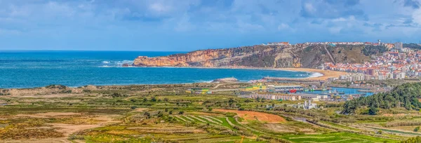 Ultra panoramiczny widok na wioskę Nazar z plażą turystyczną, atlantyckim oceanem i niebem — Zdjęcie stockowe