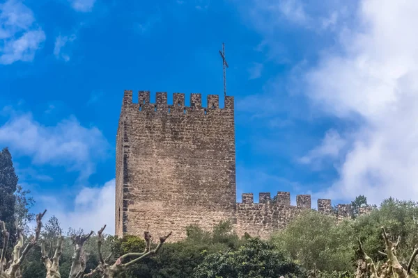 Vista da fortaleza e do castelo romano luso de Óbidos, com edifícios de arquitectura vernácula portuguesa e céu com nuvens, em Portugal — Fotografia de Stock