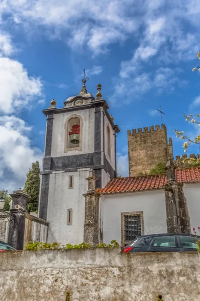 Uitzicht op het fort en het Luso Romeinse kasteel van Obidos, katholieke kerk en hemel met wolken, in Portugal — Stockfoto
