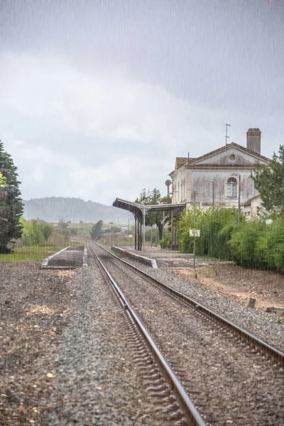 Vista da linha de trem, dia chuvoso, estação de trem de Óbidos como fundo — Fotografia de Stock