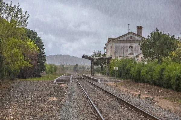 Pohled na trať vlaku, deštivý den, vlakové nádraží Obidos jako pozadí — Stock fotografie