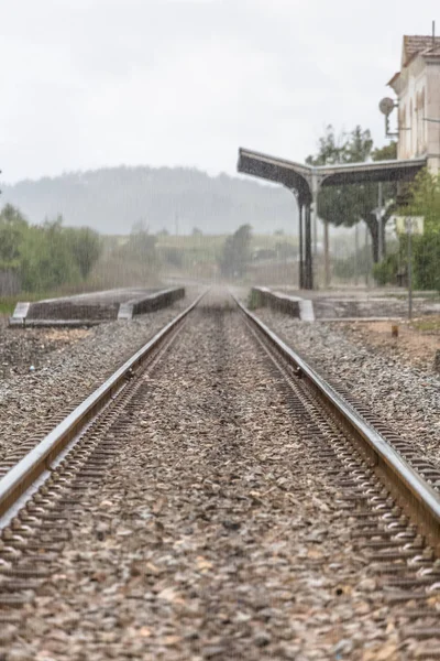 Pohled na trať vlaku, deštivý den, vlakové nádraží Obidos jako pozadí — Stock fotografie