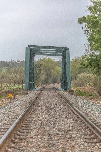 Vista da estrutura da ponte metálica na linha de trem em Óbidos — Fotografia de Stock