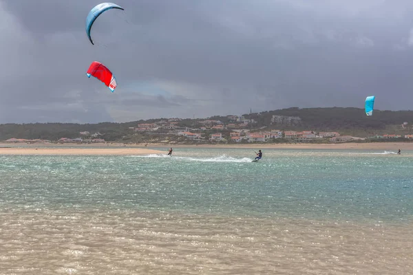 Widok profesjonalistów uprawiających sporty ekstremalne kiteboarding na lagunie Obidos — Zdjęcie stockowe