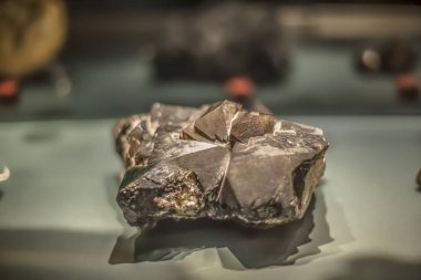 Bulanık arka plan üzerinde bir mineral taşının ayrıntılı görünümü