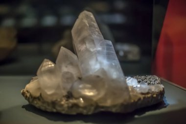 Bulanık arka plan üzerinde bir mineral taşının ayrıntılı görünümü