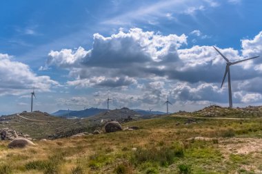 Rüzgar türbinleri dağlar üstüne görünümünü
