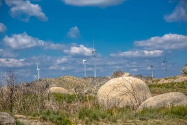 Rüzgar türbinleri dağlar üstüne görünümünü