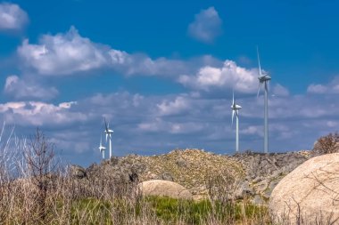 Rüzgar türbinleri dağlar üstüne görünümünü