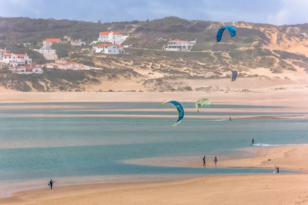 Widok profesjonalistów uprawiających sporty ekstremalne kiteboarding na lagunie Obidos — Zdjęcie stockowe
