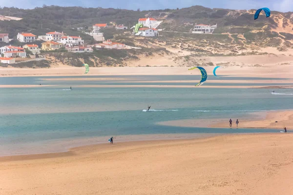 Widok profesjonalistów uprawiających sporty ekstremalne kiteboarding na lagunie Obidos — Zdjęcie stockowe