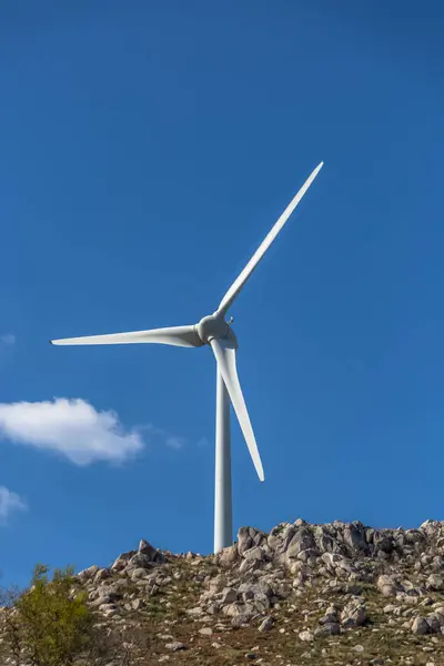 Weergave van een windturbine op de top van bergen — Stockfoto