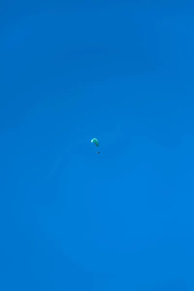 Havada gezinen bir yamaç paraşütü görünümü, arka plan olarak mavi gökyüzü — Stok fotoğraf