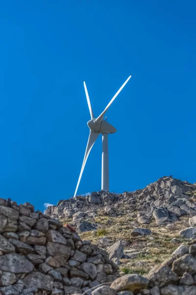 Weergave van een windturbine op de top van bergen — Stockfoto