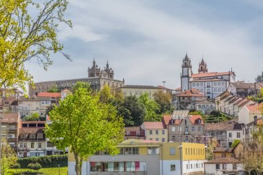 Viseu Katedrali ve Merhamet Kilisesi ile Viseu şehrinin manzarası