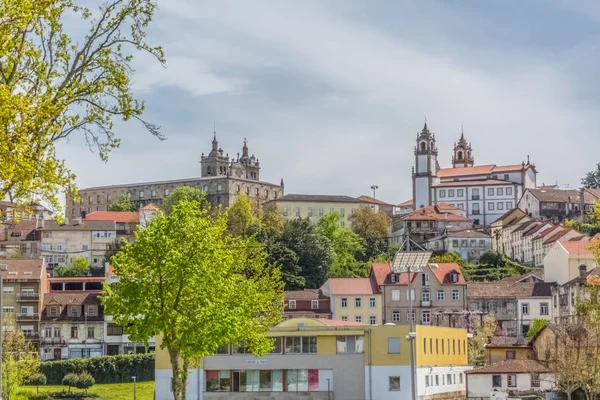 Viseu Katedrali ve Merhamet Kilisesi ile Viseu şehrinin manzarası