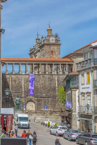 Vista detalhada na fachada lateral da Catedral de Viseu, D. Duarte plaza — Fotografia de Stock