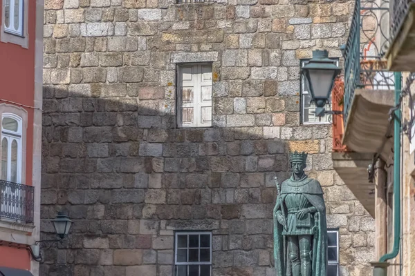 Vista detalhada na fachada lateral da Catedral de Viseu e da estátua de D. Duarte — Fotografia de Stock