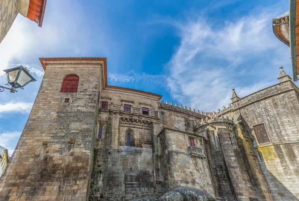 Vista detallada en la fachada trasera de la Catedral de Viseu — Foto de Stock