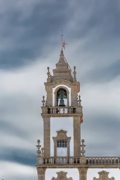 Vista de uma torre na Igreja da Misericórdia, monumento em estilo barroco — Fotografia de Stock