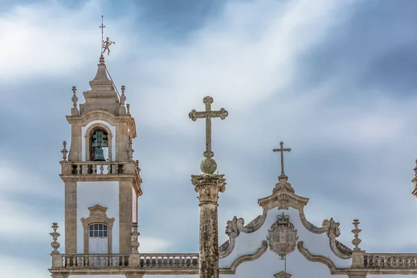 Vista de una torre en la Iglesia de la Misericordia, monumento de estilo barroco — Foto de Stock