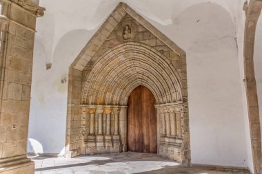 Gotik bir kapının manzarası, iç manastır, Viseu Katedrali