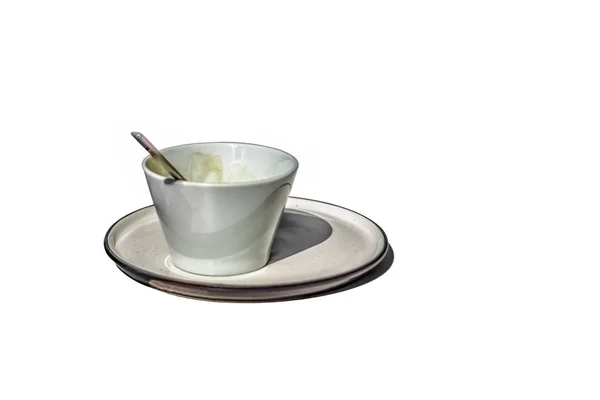 Blick auf keramische Kaffeetasse und Untertasse auf weißem Hintergrund — Stockfoto