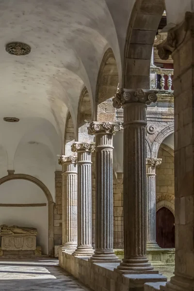 Zicht op het interieur klooster aan de kathedraal van Viseu, Romaanse stijl zuilengalerij — Stockfoto