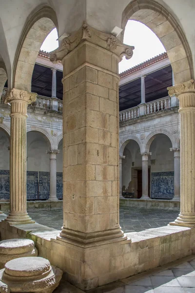 Viseu Katedrali'nin iç manastırında manzara, romanesk tarzdaki sütunlar galerisi