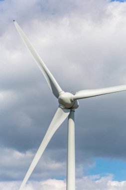 Rüzgar türbinleri dağlar üzerine ayrıntılı Görünüm