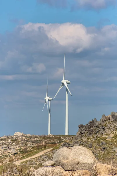 Weergave van een windturbines op de top van bergen — Stockfoto