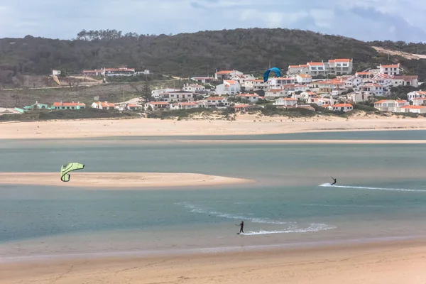 Widok profesjonalistów uprawiających sporty ekstremalne kite-Boarding na lagunie Obidos — Zdjęcie stockowe