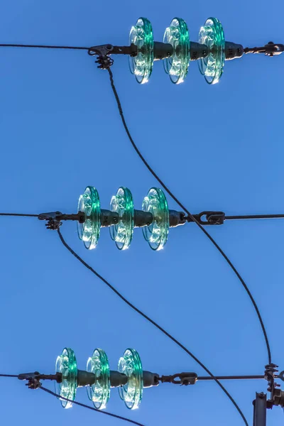 Elektrik kulesinde kullanılan tepegöz boynuzlarının ayrıntılı görünümü — Stok fotoğraf