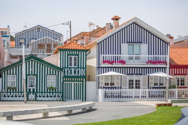 Tipik Costa Nova sahil evi görünümü, renkli çizgili ahşap plaj evleri