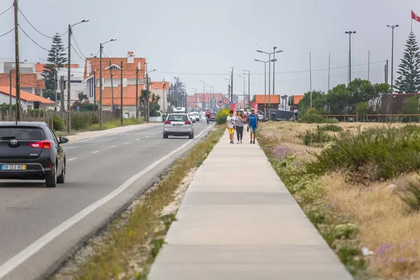 Vista del percorso pedonale con le persone, persone che camminano sul sentiero vicino alla strada con le auto — Foto Stock