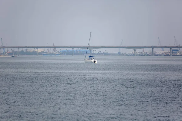 Vista del río Aveiro con barco recreativo privado con gente navegando. Día con nubes y fondo con puente —  Fotos de Stock