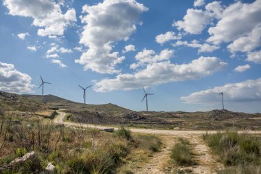 Rüzgar türbinleri dağlar üstüne görünümünü