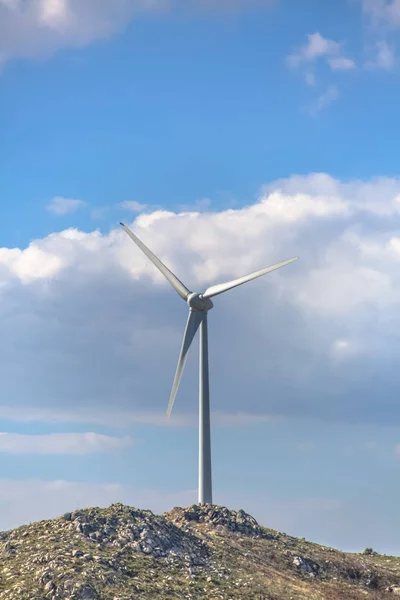 Weergave van een windturbine op de top van bergen — Stockfoto