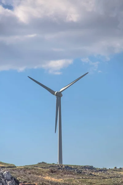 Weergave van een windturbine op de top van bergen — Stockfoto