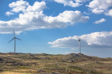 Rüzgar türbinleri dağlar üstüne görünümünü