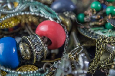 Çeşitli kadın Takı ve sahne detaylı görünümü