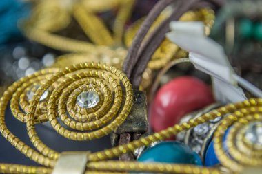 Çeşitli kadın Takı ve sahne detaylı görünümü