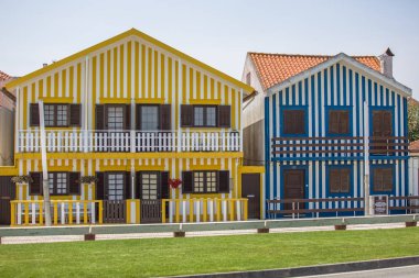 Tipik Costa Nova sahil evi görünümü, renkli çizgili ahşap plaj evleri